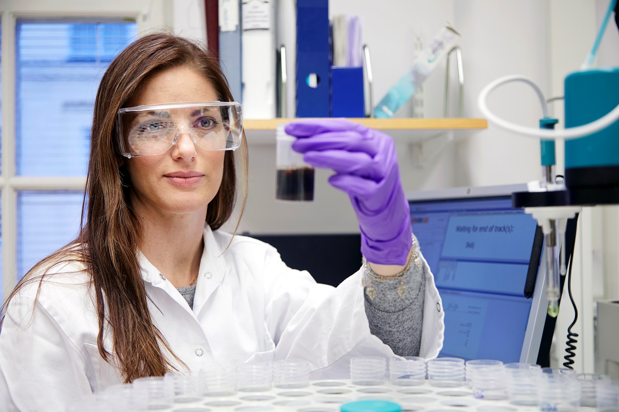 Kvinna jobbar med R&D